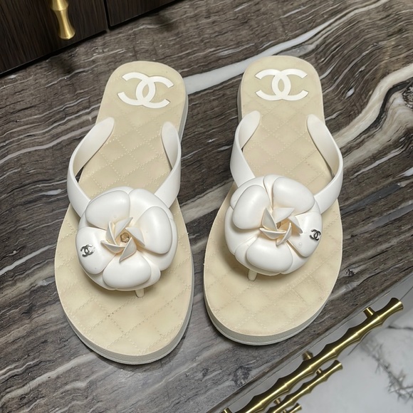 CHANEL Shoes - White cornelian Chanel flip flops 🩴🤍